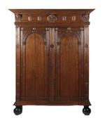 Eiken rijkgestoken poortkast deels 17e eeuws, Antiek en Kunst, Antiek | Meubels | Kasten, Ophalen