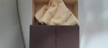Louis Vuitton doosje , inclusief LV pouch