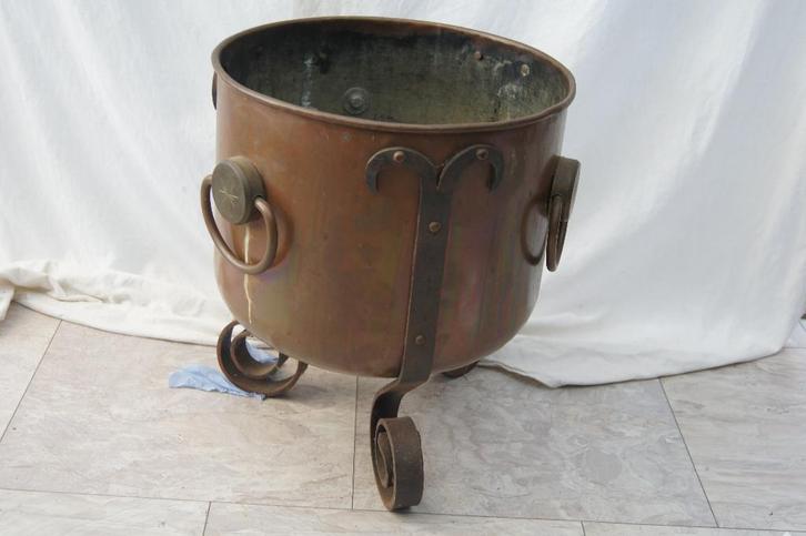 Koperen pot met smeedijzeren poten, Antiek en Kunst, Curiosa en Brocante, Ophalen of Verzenden