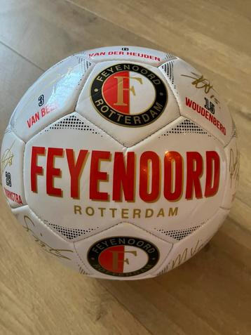 Nieuwe Feyenoord voetbal met handtekeningen beschikbaar voor biedingen