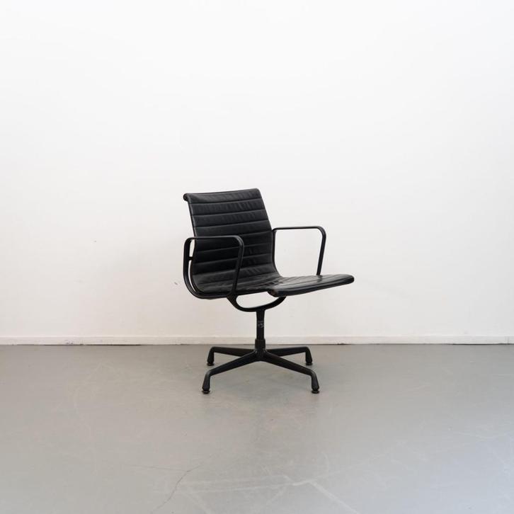 3x Vitra Eames EA 108 Stoel Zwart Leer - Zwart, Huis en Inrichting, Stoelen, Zo goed als nieuw, Vier, Leer, Metaal, Zwart, Ophalen of Verzenden