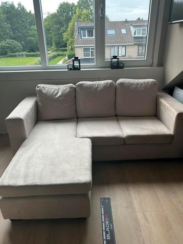 Mooie zandkleurige velvet hoekbank in perfecte staat