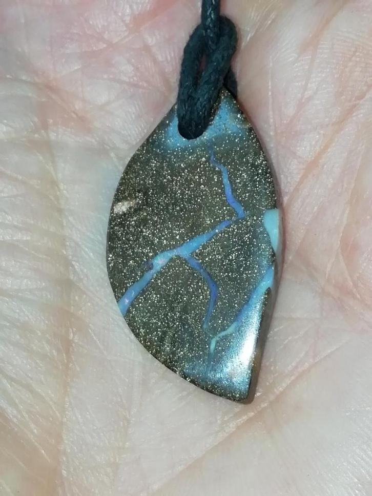 Boulder opaal hanger met koord, Sieraden, Tassen en Uiterlijk, Edelstenen, Zo goed als nieuw, Ophalen of Verzenden