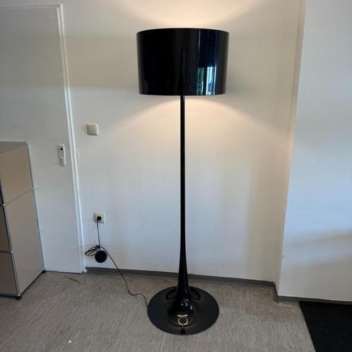 FLOS Spun Light F – Staande lamp – Zwart – Nieuw!, Huis en Inrichting, Lampen | Vloerlampen, Nieuw, 150 tot 200 cm, Kunststof