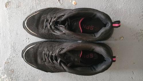 SPNX zwarte sportschoenen met wit en roze accent – maat 39, Kleding | Dames, Schoenen, Zo goed als nieuw, Wandelschoenen, Zwart