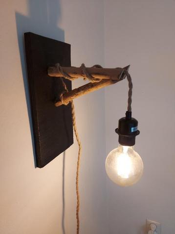 wandlamp met touw beschikbaar voor biedingen