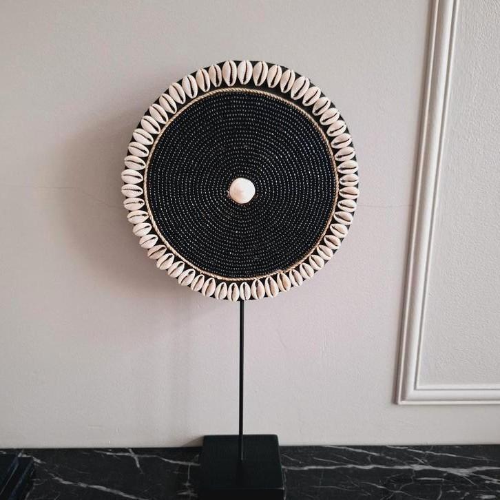 Zwart beige schelpenketting kralenketting op voet, Huis en Inrichting, Woonaccessoires | Overige, Nieuw, Ophalen of Verzenden