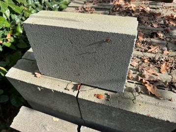 Betonsteen metsel steen beschikbaar voor biedingen