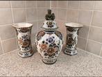 Drie siervazen Delft polychrome, Antiek en Kunst, Ophalen