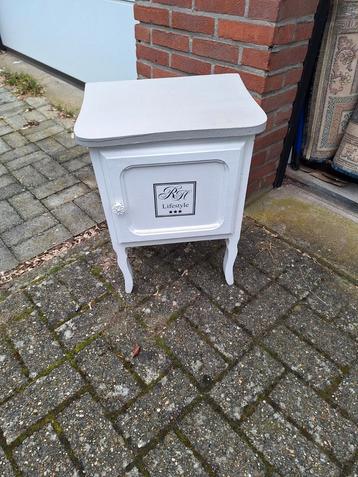 Brocante nachtkastjes  €20