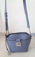 Guess Schoudertas Paars Lila - Eenmaal Gebruikt, Sieraden, Tassen en Uiterlijk, Tassen | Damestassen, Ophalen of Verzenden, Zo goed als nieuw