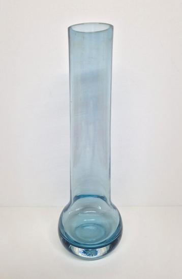 Blauw Scandinavisch trechtervaasje, 2de helft 20e eeuw. beschikbaar voor biedingen
