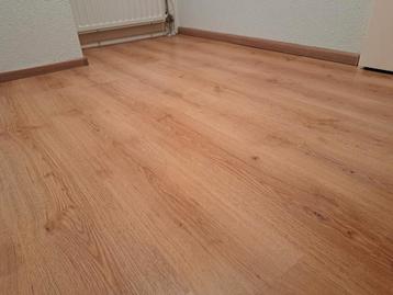 Laminaat ong. 18m2 inclusief zaagstukken beschikbaar voor biedingen