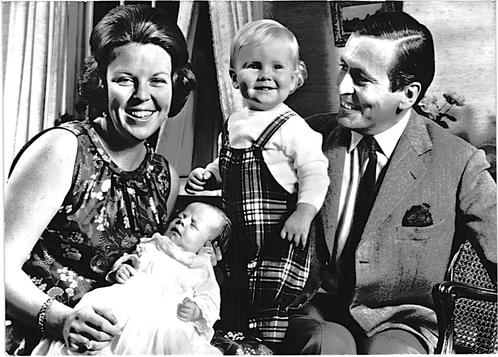 916148	 	Prinses	Beatrix	gezin	 Gelopen met postzegel, Verzamelen, Koninklijk Huis en Royalty, Gebruikt, Kaart, Foto of Prent
