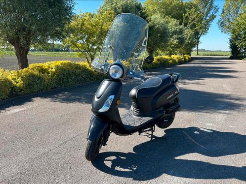 Sym fiddle 2 mat zwart. Incl 2 helmen en beenkleed, Fietsen en Brommers, Scooters | SYM, Gebruikt, Fiddle, Maximaal 45 km/u, Benzine