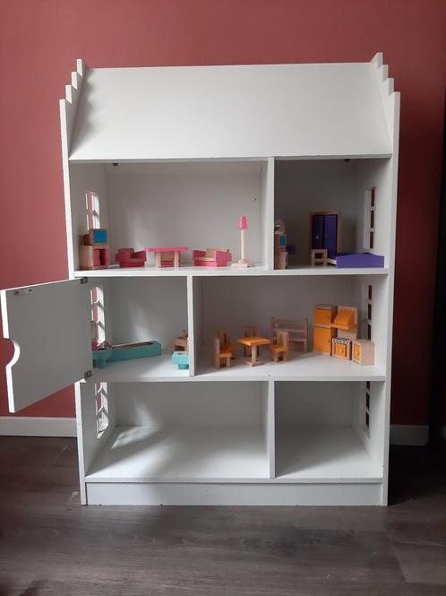 Mooi en ruim poppenhuis met meubeltjes, Kinderen en Baby's, Speelgoed | Poppenhuizen, Zo goed als nieuw, Ophalen
