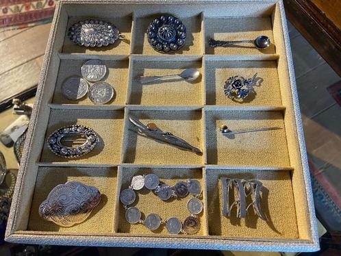 14 Stuks zilver sieraden in één tableau, Sieraden, Tassen en Uiterlijk, Antieke sieraden, Overige typen, Zilver, Ophalen of Verzenden