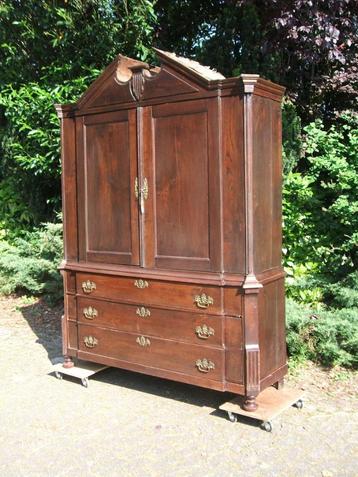 18e Eeuws kabinet, iepen met timpaan, Louis Seize. beschikbaar voor biedingen