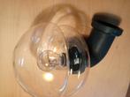 Flinke glazen bolle buitenlamp, muurbevestiging, zwart armat, Ophalen of Verzenden, Zo goed als nieuw, Wandlamp
