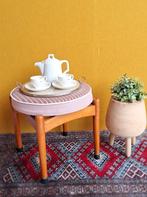 Vintage ronde kruk, bijzettafeltje, krukje, roze stoffering, Gebruikt, Vintage, Ophalen of Verzenden, Nvt
