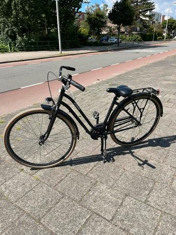 Zwarte fiets met kratje bike bicycle beschikbaar voor biedingen