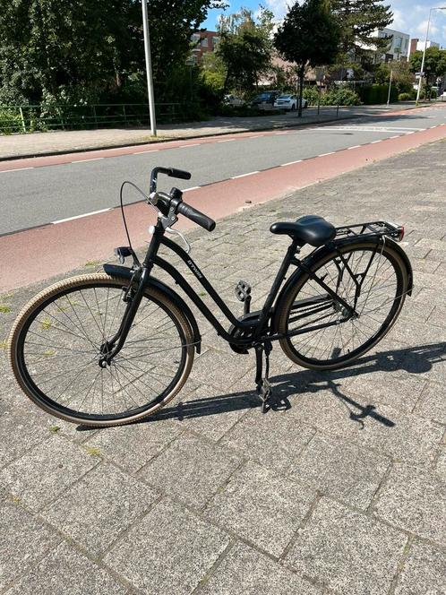Zwarte fiets met kratje bike bicycle, Fietsen en Brommers, Fietsen | Dames | Damesfietsen, Gebruikt, Overige merken, Ophalen