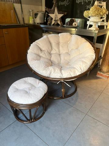 Rotan Papasan Loungestoel met bijpassende kruk beschikbaar voor biedingen