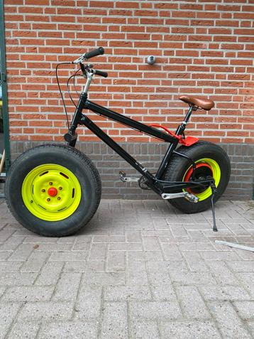 Fiets met auto wielen beschikbaar voor biedingen