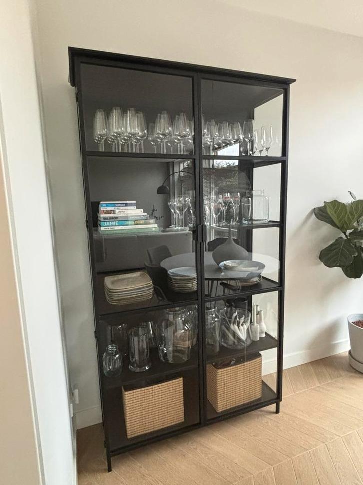 Vitrinekast PTMD Elina zwart staal, Huis en Inrichting, Kasten | Vitrinekasten, Zo goed als nieuw, 200 cm of meer, 100 tot 150 cm