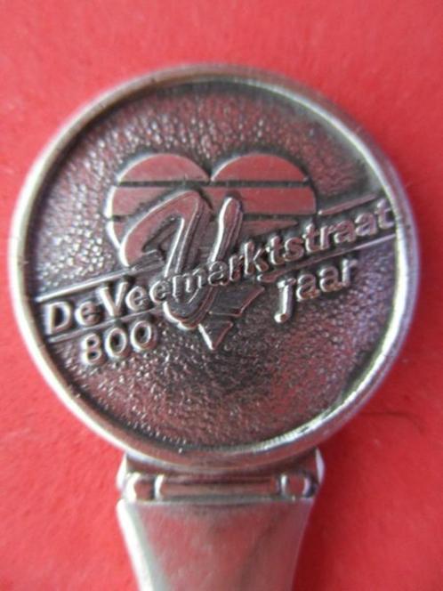 (F9839) De Veemarktstraat 800 jaar (Breda Edgar Vos Boutique, Verzamelen, Porselein, Kristal en Bestek, Gebruikt, Bestek, Ophalen of Verzenden