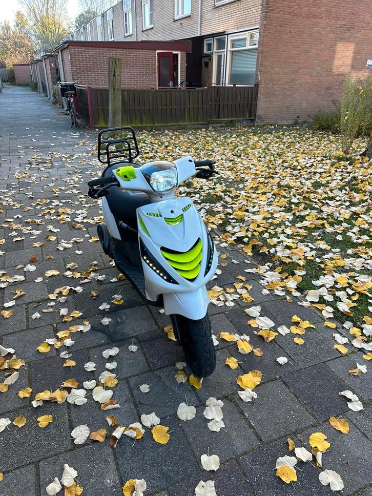 Piaggio zip, Fietsen en Brommers, Scooters | Piaggio, Zo goed als nieuw, Zip, Maximaal 25 km/u, Benzine, Ophalen