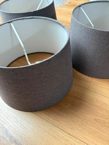 Drie gelijke lampenkappen beschikbaar voor biedingen