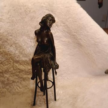 Bronzen Beeldje Dame op Barkruk - Gesigneerd beschikbaar voor biedingen