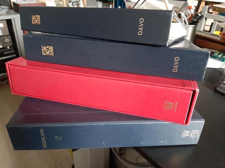 Doos met 4 postzegelalbums met o.a. eurobladen., Postzegels en Munten, Postzegels | Volle albums en Verzamelingen, Nederland, Ophalen of Verzenden