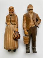 Boeren handgesneden houten beeldjes man en vrouw, Ophalen of Verzenden, Zo goed als nieuw, Mens