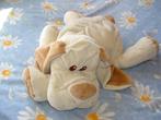 MOOIE HOND LIGGEND VELOURS ROOMWIT MET BEIGE OREN, Verzenden, Nieuw, Overige typen
