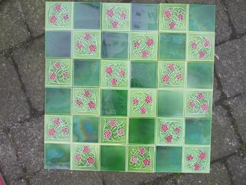 30 Antieke tegels, groen met rode bes, 15x15cm beschikbaar voor biedingen