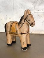 Klein houten paardje. Hoorde mogelijk op plankje met wielen., Antiek en Kunst, Curiosa en Brocante, Ophalen of Verzenden