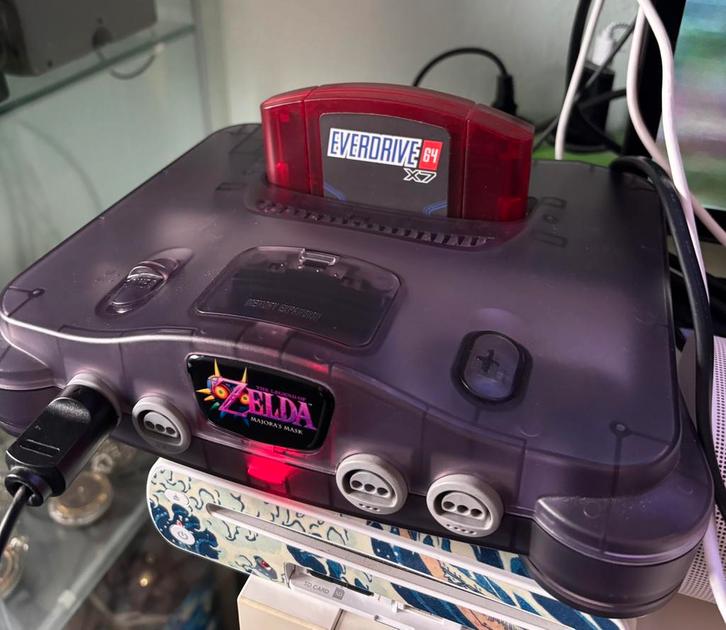 Paarse N64 met HDMI en Custom Zelda Majoras Mask Logo, Spelcomputers en Games, Spelcomputers | Nintendo 64, Zo goed als nieuw