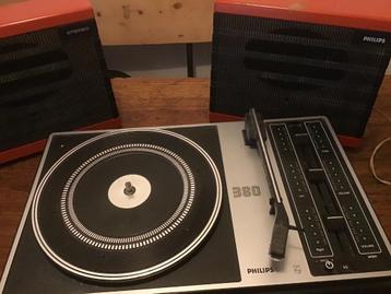 Retro draagbare platenspeler beschikbaar voor biedingen