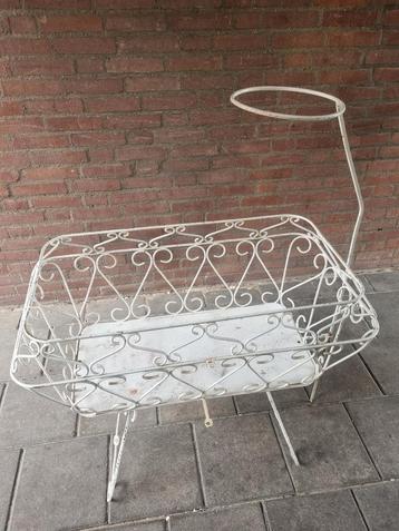 Antieke Smeedijzeren Wieg / Plantenstandaard beschikbaar voor biedingen