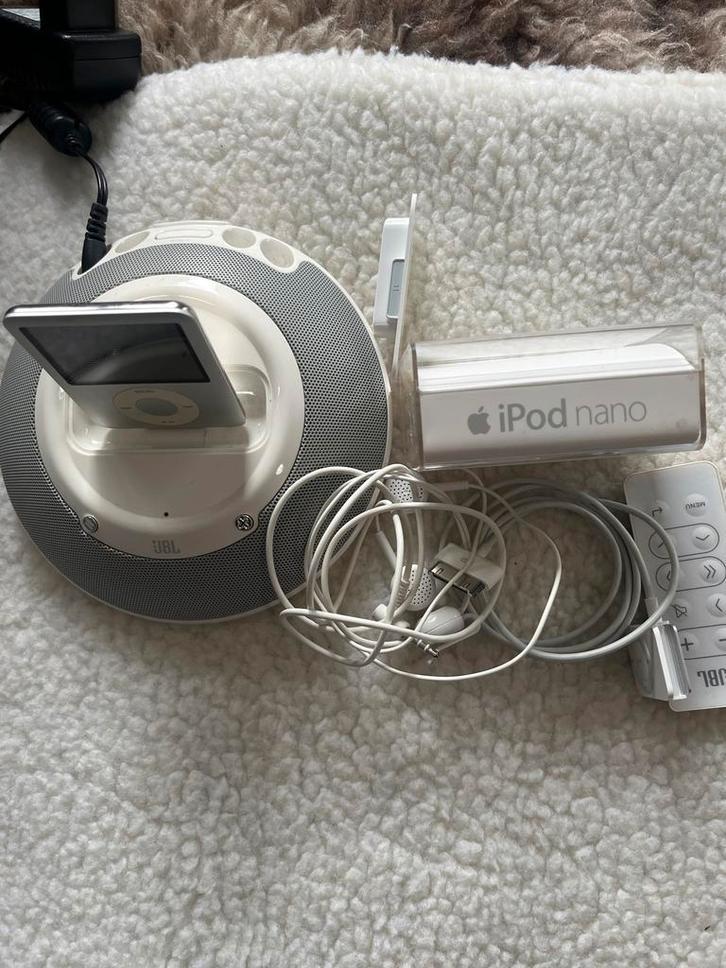 Apple iPod nano en JBL boxje om af te spelen., Audio, Tv en Foto, Mp3-spelers | Apple iPod, Nano, 2 tot 10 GB, Zilver, Ophalen of Verzenden
