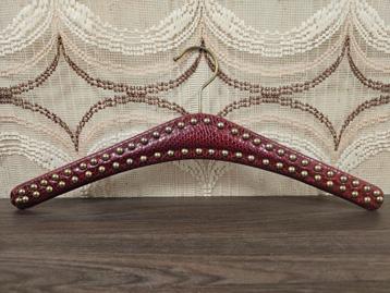 Vintage bordeauxrode skailederen retro kledinghanger studs beschikbaar voor biedingen