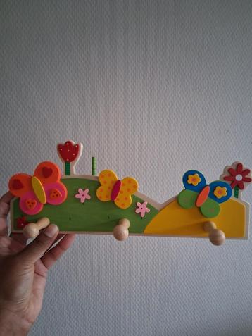 Houten kinderkapstok met vlinders  beschikbaar voor biedingen