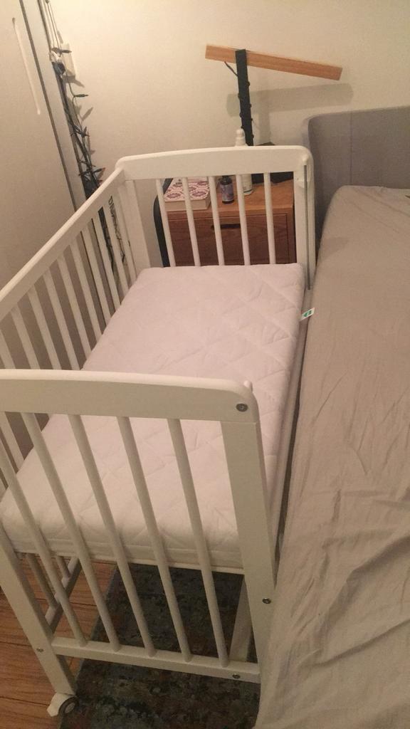 Filikid wooden co-sleeper with wheels 90x45cm, Ophalen, Zo goed als nieuw, Minder dan 140 cm, Minder dan 70 cm