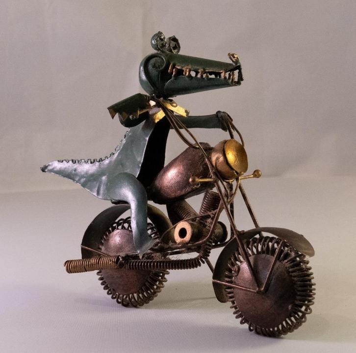 Blikken Krokodil op motorfiets, Verzamelen, Beelden en Beeldjes, Zo goed als nieuw, Dier, Ophalen of Verzenden