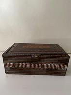 Houten kistje (Indonesië) met sierlijk en fijn houtsnijwerk, Ophalen of Verzenden