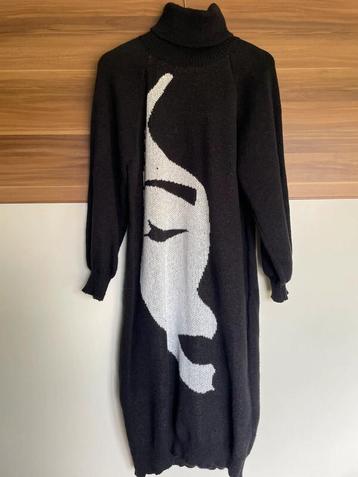 Heerlijk warme lange gebreide trui/jurk zwart met print XL beschikbaar voor biedingen