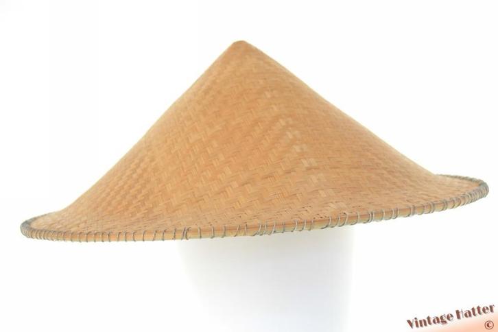 Vintage Aziatische conische rijsthoed van stro one size fits, Kleding | Dames, Hoeden en Petten, Gedragen, Hoed, One size fits all