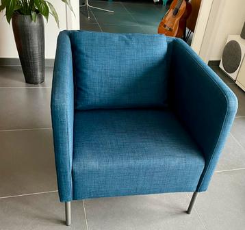 Blauwe stoffen fauteuil met bijbehorend kussen beschikbaar voor biedingen